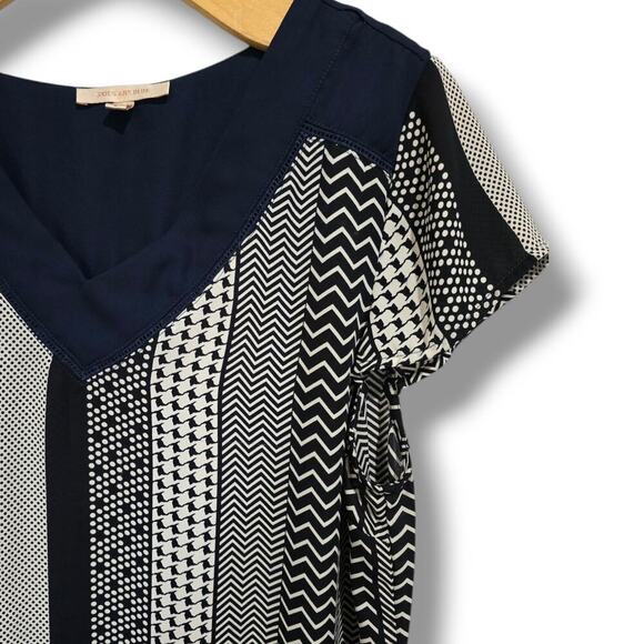 Skies are Blue women's blue chevron print short sleeves VNeck Blouse large - Picture 2 of 8